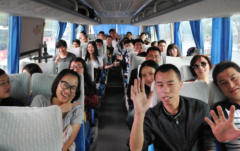 在開始的團(tuán)隊分組活動中，天度團(tuán)隊分成4組（每組15人）進(jìn)行PK，在限定的之間內(nèi)組織選舉男女隊長、制定隊名、隊歌、編排隊伍；在短短的時間內(nèi)，4組團(tuán)隊都拿出了更好的團(tuán)隊精神狀態(tài)，教練組（5人）決定該局各組不分勝負(fù)。