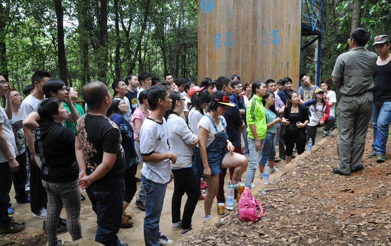 2014年8月16日天度集團(tuán)組織部分員工進(jìn)行團(tuán)隊(duì)拓展，在最后環(huán)節(jié)的“畢業(yè)墻”活動(dòng)中，大家收獲很大，體會(huì)到了團(tuán)隊(duì)力量的偉大和團(tuán)隊(duì)協(xié)作精神的重要性。