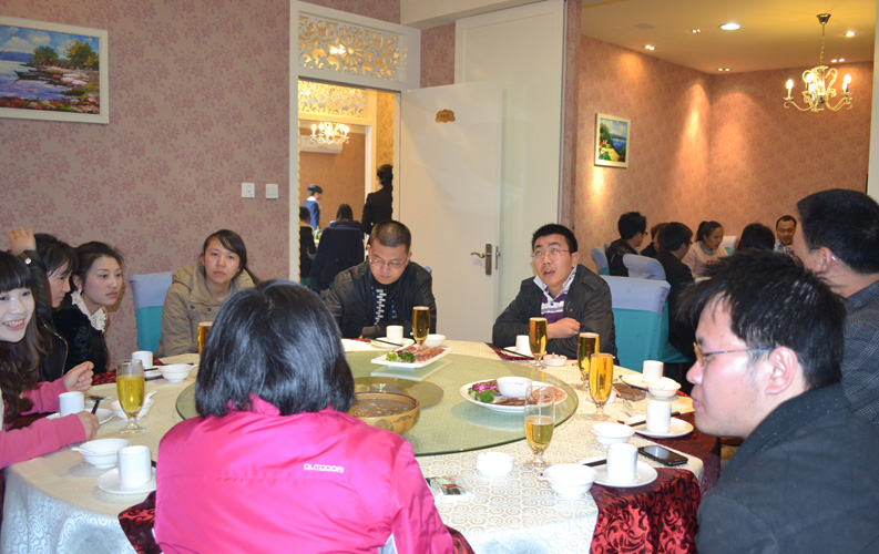 在2013年新年來臨之際，昆明天度網(wǎng)絡(luò)公司組織全體員工聚餐和溫莎K歌。在2012年里，天度順利完成了集團整合和辦公室擴充搬遷，并獲得了客戶和業(yè)界的廣泛認可；在新的一年里，天度人將把握機遇、再接再礪，努力完善售后服務(wù)和強化服務(wù)品質(zhì)，力爭在2013年內(nèi)客戶總數(shù)突破5000家，為打造云南網(wǎng)絡(luò)營銷而努力。