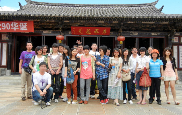 由于天度公司技術(shù)部和商務(wù)部同事在2011年9月份業(yè)績表現(xiàn)突出，并且獲得客戶一致好評，公司于2011年9月17日委托旅游公司組織天度部分員工到建水（燕子洞、朱家花園等）兩日游。