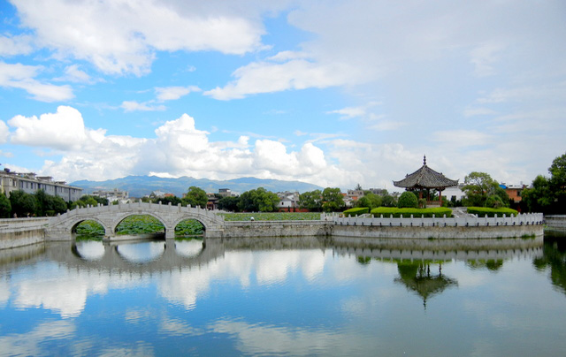 建水古稱臨安，亦名巴甸，是一座歷史文化名城，距離昆明以南220公里處。建水城最早是南詔時(shí)修筑的土城，明洪武二十年（1387年）擴(kuò)建為磚城。城周六里三、城墻高二丈五尺，四門有城樓，樓為三層，各高四丈，非常壯觀。 建水人文鼎盛，在元代就始建廟學(xué)，明洪武年間建臨安府學(xué)，萬歷年間建立建水州儒學(xué)。