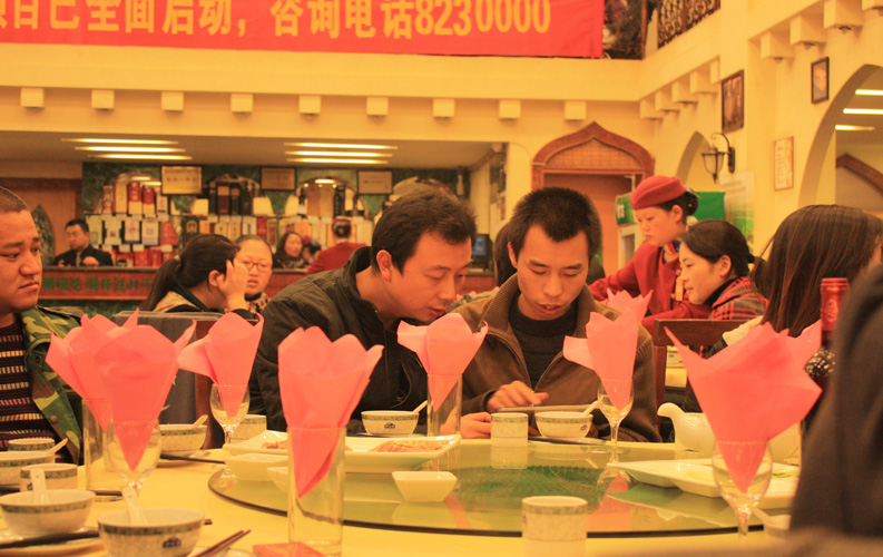 2010年12日1日，公司為行政部陸經(jīng)理在內(nèi)的同事舉辦了生日聚餐和K歌等活動，天度一直堅持每位員工舉行生日祝?；顒?，同時公司每月舉行活動、各部門每周組織活動，就像一個大家庭，我們倡導(dǎo)快樂生活、快樂工作的模式，讓每位天度人都能感受到家的溫暖