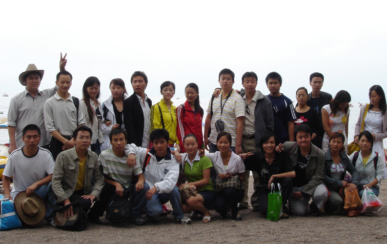 2006年7月29日-30日，天度網(wǎng)絡組織公司員工前往澄江撫仙湖度假旅游，此次出游增強了員工之間的團隊感情，并以愉悅的心情接受8月份的考驗。為了加強團隊合作，公司總經(jīng)理辦公室表示，今后公司將加強此類周末度假游和戶外團隊拓展活動...