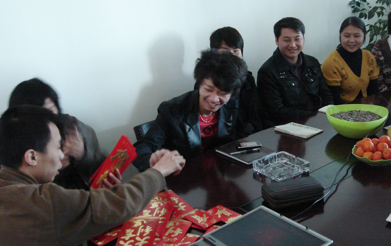 2008年是昆明天度網(wǎng)絡(luò)公司豐碩累累的一年，在眾多天度人的齊心協(xié)力下，我們堅(jiān)持自己的專業(yè)原則、堅(jiān)持品質(zhì)創(chuàng)造價(jià)值，并獲得了良好的市場(chǎng)業(yè)績(jī)。目前公司已經(jīng)完成新一輪的辦公室裝修，在2009年天度將繼續(xù)堅(jiān)持走專業(yè)、專業(yè)的服務(wù)路線，并將擴(kuò)建原有商務(wù)部、組建新的電子商務(wù)運(yùn)營(yíng)部，從而為客戶提供更有價(jià)值的服務(wù)。