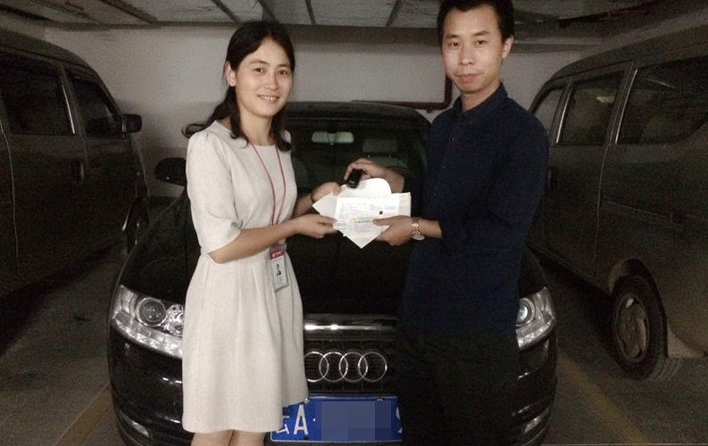 云南天度集團董事長鄭桂文私人向公司核心骨干員工獎勵奧迪A6L轎車，面對行業(yè)發(fā)展機遇和公司成熟壯大，天度通過股權(quán)、現(xiàn)金、汽車等方式對員工進行獎勵，讓員工獲得更大的歸屬感和回報。天度始終認(rèn)為，只有好的的員工團隊才能為客戶提供更好的的服務(wù)，所以天度將不遺余力的推動專業(yè)團隊建設(shè)。