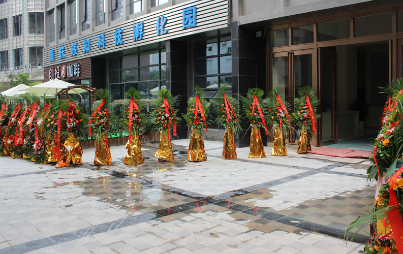 重慶天度網(wǎng)絡(luò)信息技術(shù)有限公司于2015年7月10日盛大開業(yè)，同日，云南天度集團(tuán)與重慶仙桃數(shù)據(jù)谷正式簽訂《投資協(xié)議》，天度將投資在重慶市渝北區(qū)建立200-300人的技術(shù)研發(fā)基地，公司位于重慶市渝北區(qū)黃龍路28號朗俊中心3棟5樓（整層），服務(wù)熱線：023-6796 7888