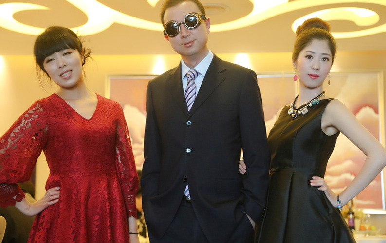 盛裝出席的天度人，連平時(shí)內(nèi)向的女程序猿也換上禮服、踩上了高跟鞋