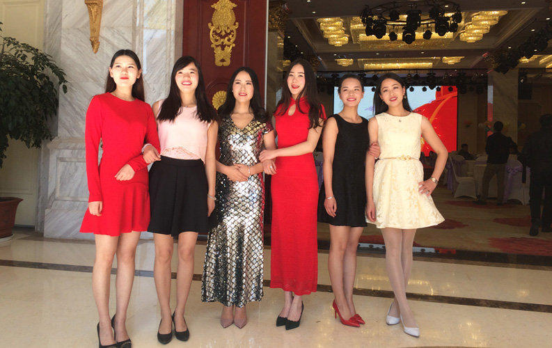 天度同事們都盛裝出席了本次內(nèi)部表彰大會，女同事們也打扮得美美的自愿承當(dāng)禮儀小姐，按照12年來的傳統(tǒng)，天度集團(tuán)的內(nèi)部年會及表彰大會均為員工及員工家屬參加，并未邀請領(lǐng)導(dǎo)、客戶等外部嘉賓參加，這是屬于我們自己的年度盛宴，大家可以盡情HAPPY！