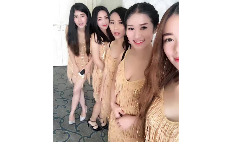 平時素顏朝天的技術(shù)部妹紙們，甩掉厚厚的眼鏡、帶上美瞳隱形、踩上8厘米高跟鞋，你還相信她們是天度的程序猿和設(shè)計師么