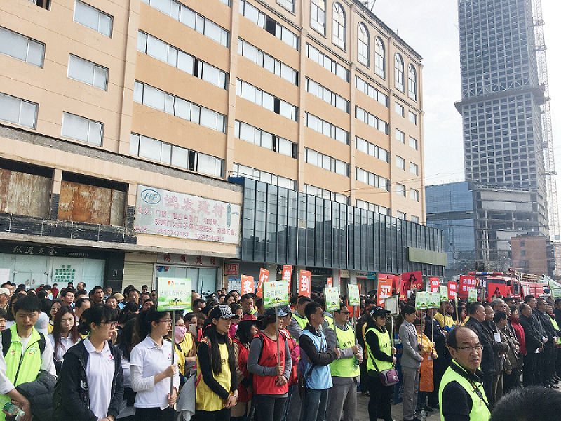 2017年3月5日，是我國第54個學(xué)雷鋒紀念日。3月份的春天萬物復(fù)蘇，百花齊放。陽光透過淡薄的云層照耀著大地，它的萬道金光愉快地普照著萬物。春風(fēng)拂面,是那么清柔,那么親切,就像是雷鋒的精神一直溫暖著、鼓舞著我們!