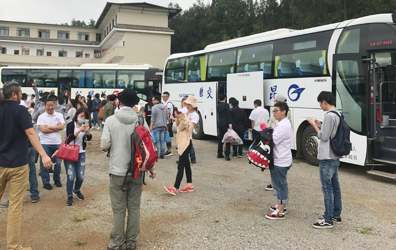效率高、出色、快捷——是天度人一貫的作風(fēng)。在過去的工作中，前端組和設(shè)計組犧牲了周末休息的時間加班；程序的小伙伴夜以繼日溝通需求；商務(wù)部的精英不斷拓展新客戶。在全體天度人的努力拼搏下，8月業(yè)績突出！領(lǐng)導(dǎo)層商議決定9月前往龍潤大龍?zhí)缎蓍e生態(tài)園進行休閑度假活動。一下車，清爽的微風(fēng)拂面而來，小伙伴們精神抖擻，向活動場地出發(fā)