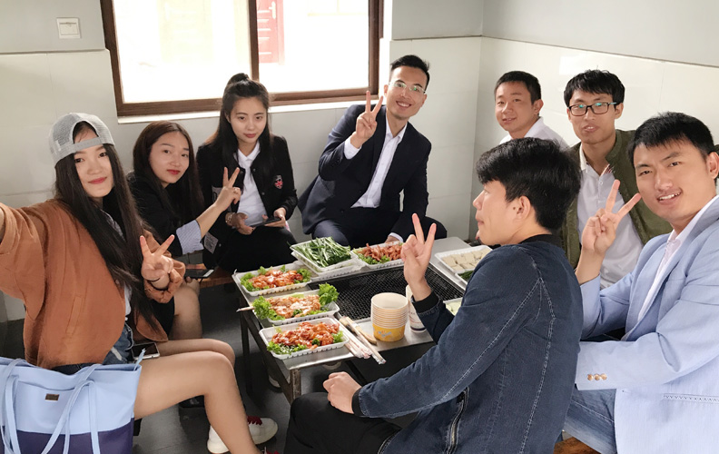 自由活動時間結(jié)束后是大家期盼已久的燒烤大餐！雞翅、雞尖、青瓜、豆腐、牛肉、五花肉、韭菜、洋芋……等葷素搭配，營養(yǎng)均衡！