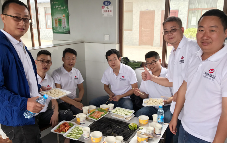 每一次的相聚都體現(xiàn)著團結(jié)、友誼。隊友們不分彼此，共同分享著自己的成果！
