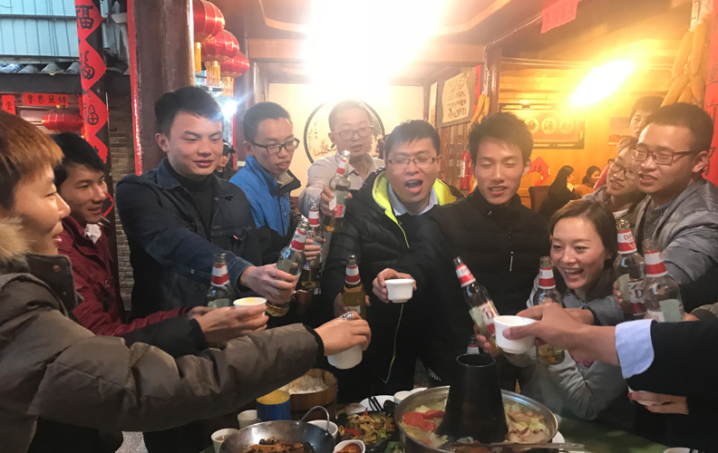 這是釋下重負之后的輕松，是擺脫一切羈絆后的自在。