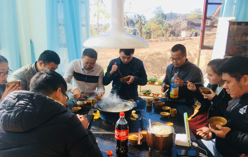 拍照留影后品嘗麗江特色土雞火塘火鍋，火塘正中翻滾中濃厚、香醇的雞湯，外圍是玉米、土豆等粗糧燒烤，一溫、一熱，相得益彰！