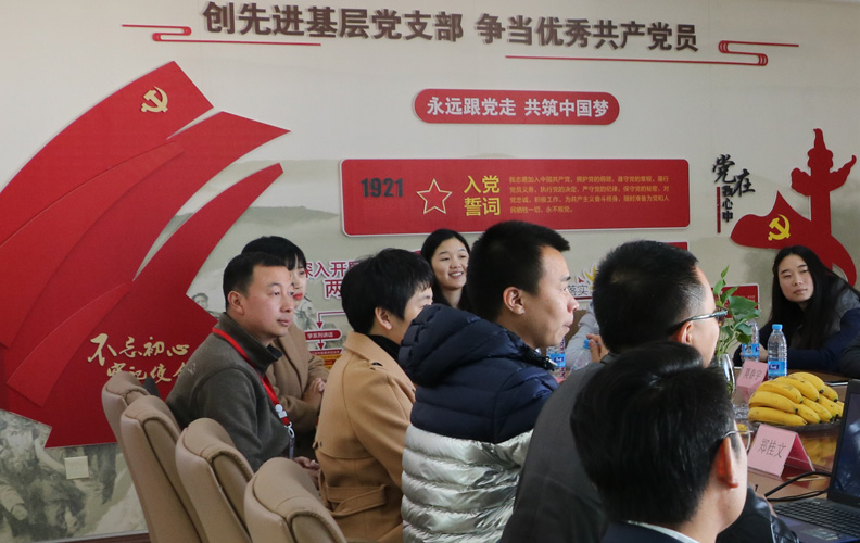 天度從黨支部成立之日起，集團(tuán)就一直積極動(dòng)員、支持和幫助流動(dòng)黨員亮明身份，接轉(zhuǎn)組織關(guān)系。2017年，隨著黨員人數(shù)的增加，集團(tuán)專門擴(kuò)展了76平米的黨員活動(dòng)中心，并進(jìn)一步規(guī)范了黨員組織生活會(huì)、民主評(píng)議黨員等制度，通過發(fā)揮黨的組織優(yōu)勢(shì)和政治優(yōu)勢(shì)，做好深入細(xì)致的思想政治工作和群眾工作，揚(yáng)黨建之長(zhǎng)，增強(qiáng)天度的競(jìng)爭(zhēng)力和發(fā)展后勁。
