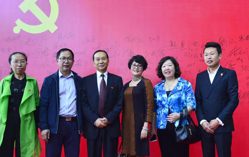 通過在“七一”建黨日期間組織以“深入學(xué)習(xí)貫徹習(xí)近平總書記系列講話精神”為主題的黨課并開展座談?dòng)懻?，促進(jìn)了黨員思想素質(zhì)和道德修養(yǎng)的發(fā)展，提高了黨員的黨性認(rèn)識(shí)、責(zé)任意識(shí)、表率意識(shí)，從而使黨員更加自覺接受群眾監(jiān)督，在學(xué)中做，在做中學(xué)，理論聯(lián)系實(shí)際。