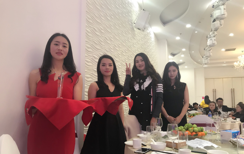 年會(huì)現(xiàn)場(chǎng)的司儀們也由集團(tuán)內(nèi)部選出，換上禮服之后，個(gè)個(gè)神態(tài)從容不迫，舉止文雅大方。