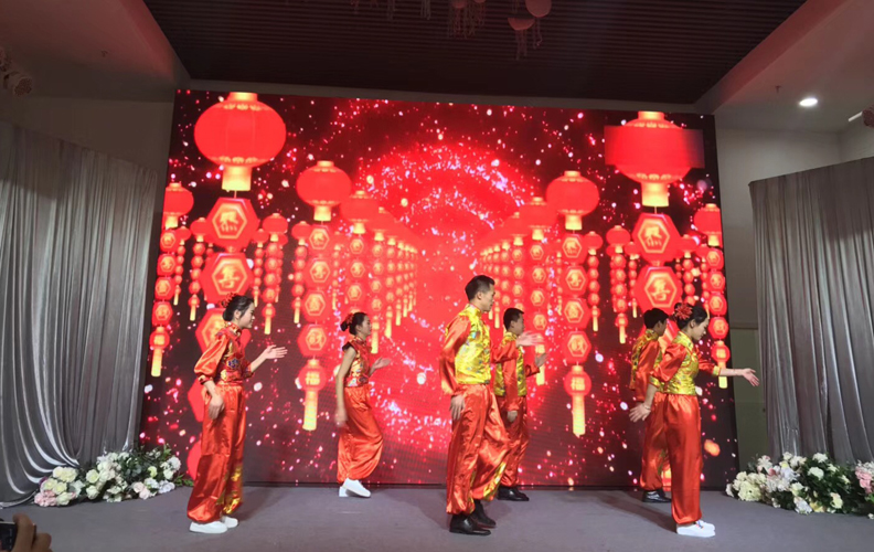 接下來(lái)由集團(tuán)內(nèi)部員工為天度家人們呈現(xiàn)各類精彩紛呈的表演，這也是天度的小伙伴們?cè)诠ぷ髦?，抽時(shí)間排練的成果。
