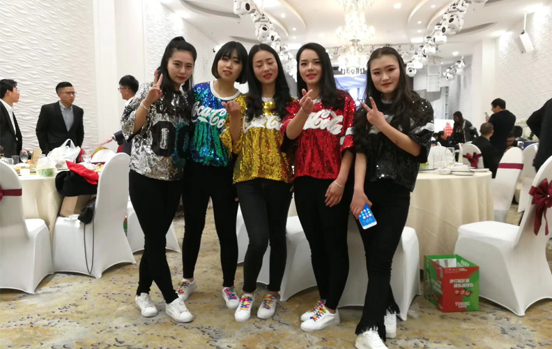 至此年會(huì)結(jié)束，為2017畫上了一個(gè)句號(hào)。2018年，未來(lái)，天度集團(tuán)還將繼續(xù)保持對(duì)互聯(lián)網(wǎng)行業(yè)的熱愛以及專業(yè)，不斷自我進(jìn)化，持續(xù)前進(jìn)，努力成為、的互聯(lián)網(wǎng)公司，所有天度人將依然并肩同行，燃燒天度人的熱情！