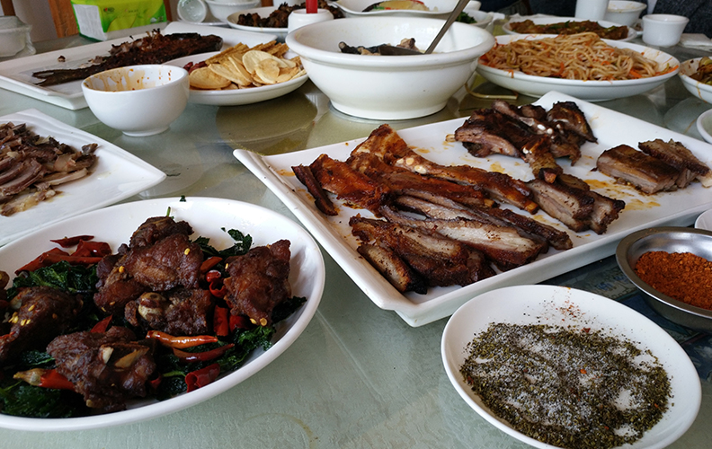 上午11點(diǎn)整，小伙伴們準(zhǔn)時(shí)到達(dá)目的地。隨著菜肴入席，整個(gè)現(xiàn)場(chǎng)頓時(shí)沸騰起來。