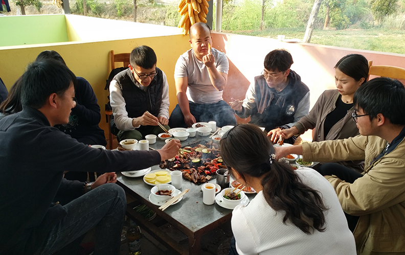 又因椒鹽辣醬的增色，和不停的反動(dòng)，均勻的受熱，使食物變得更加入味
