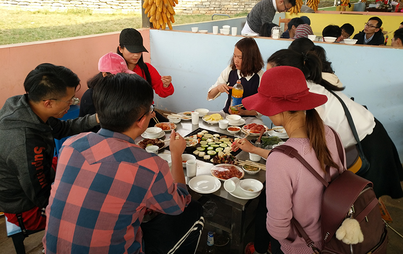 燒烤伴著啤酒，歡聲笑語隨著縷縷炊煙縈繞在空中，吃著自己親手烤制出的美食，暢聊著自己在工作和生活中遇到的各種趣事，其樂融融！整個(gè)活動(dòng)氣氛非常熱烈